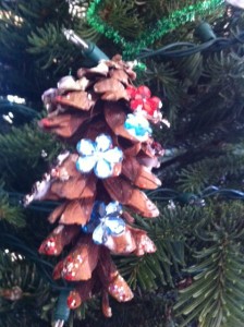 pine cone ornament craft for kids, glittery pine cone ornament craft for kids, christmas tree ornament crafts for kids using pine cones