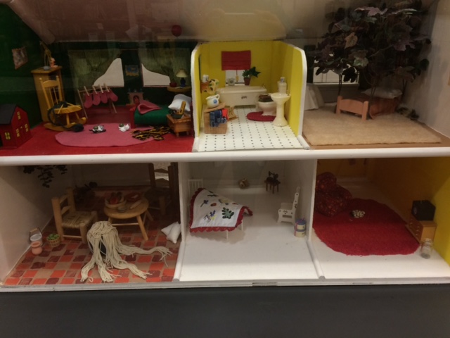 picture house doll house